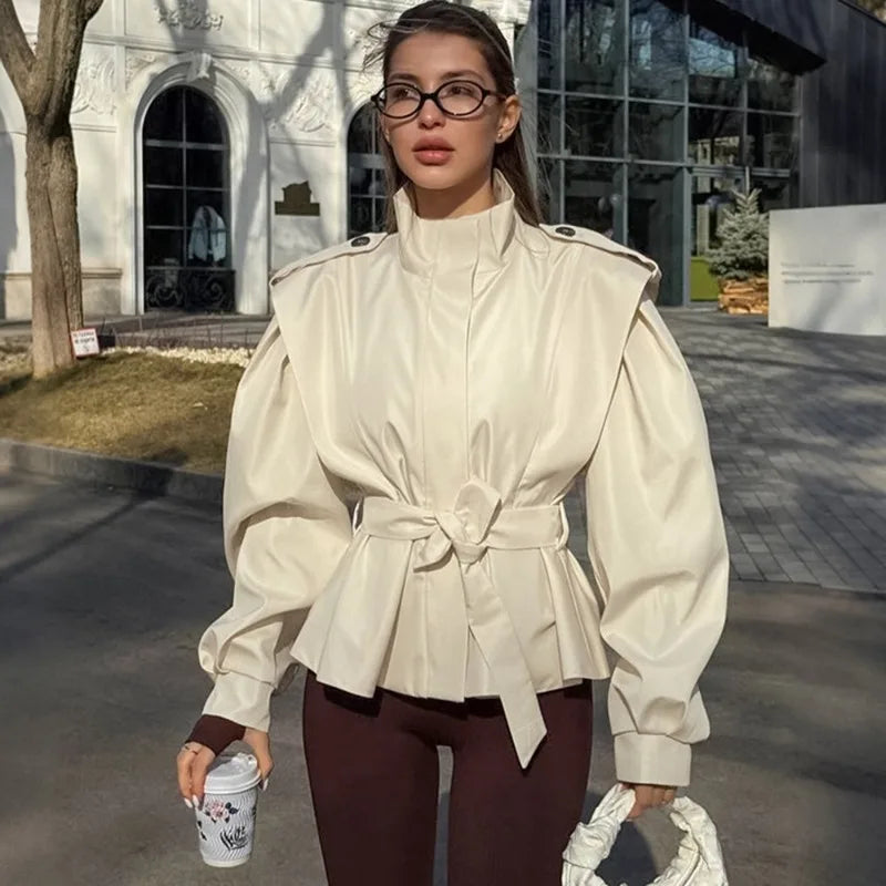 Trenchcoat met kanten revers en vetersluiting