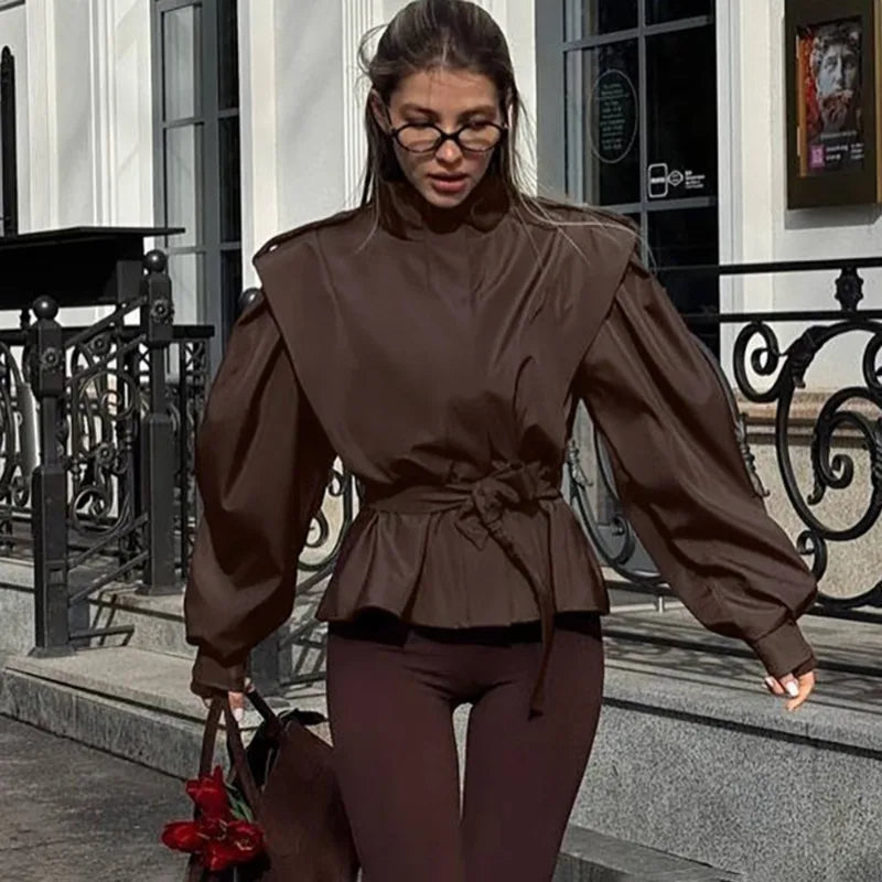 Trenchcoat met kanten revers en vetersluiting