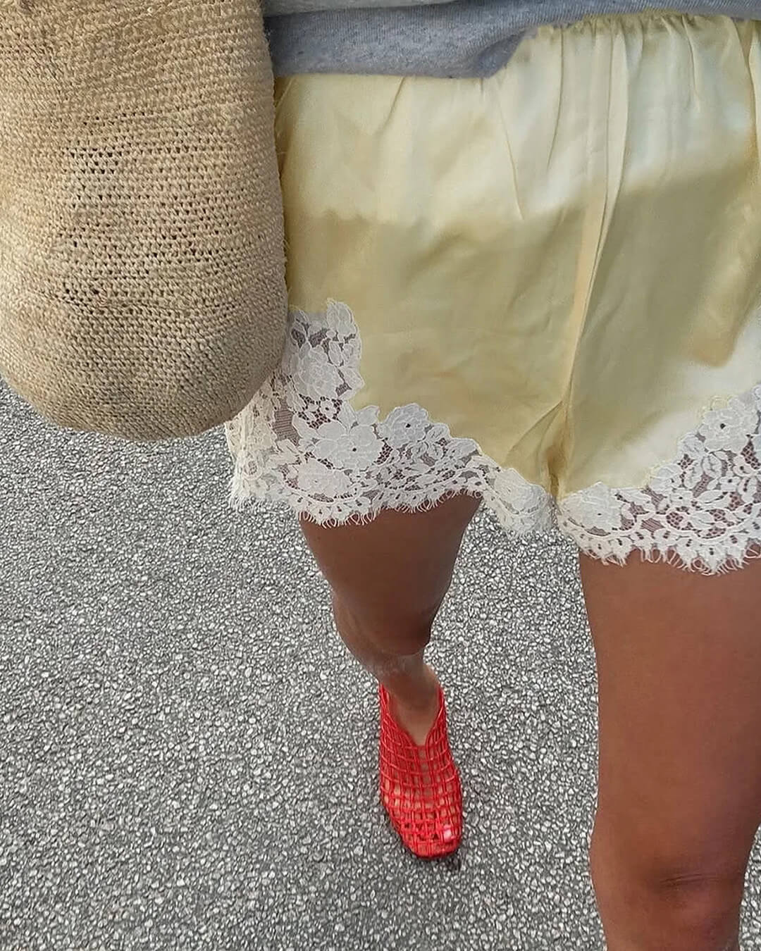 Laura Satijnen short met kant en patchwork