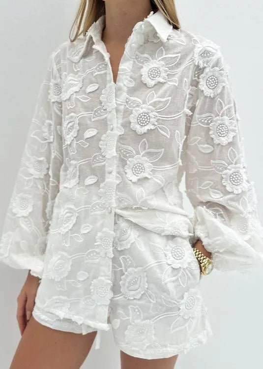 Lily transparante geborduurde blouse- en shortset met hoge taille