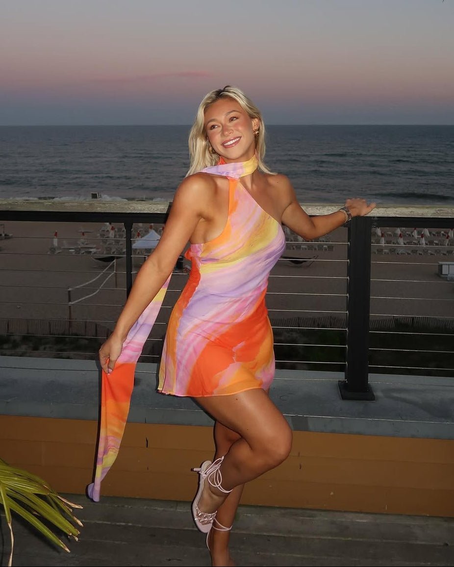 Lotte mini-jurk met één blote schouder en satijnlook