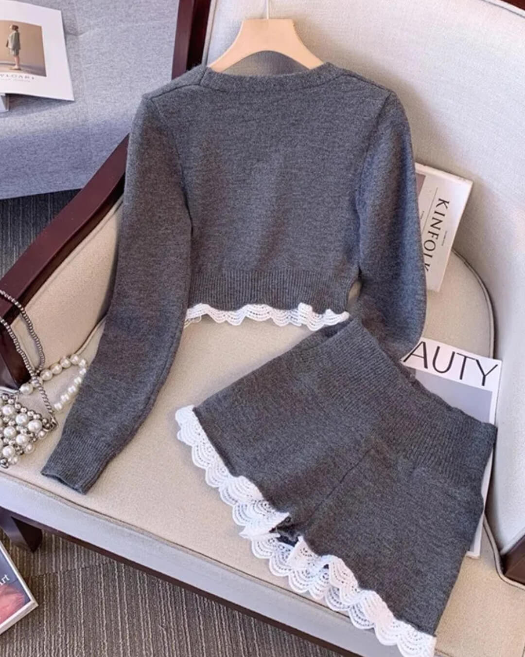Lucy vest- en shortset met kanten afwerking