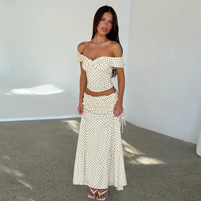 Maisie-set met off-shoulder crop top en rok