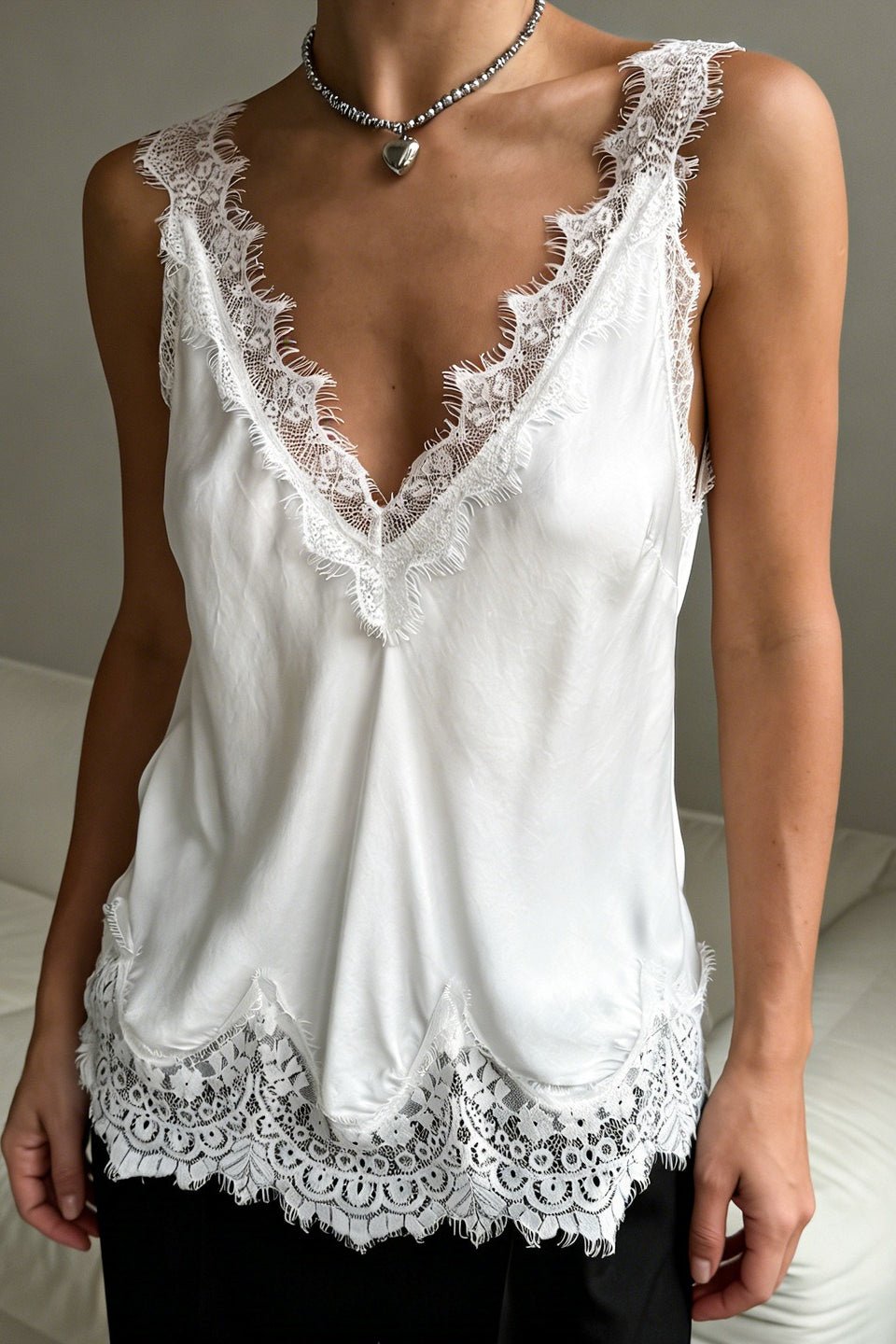 Marisol tanktop met V-hals en kanten rand
