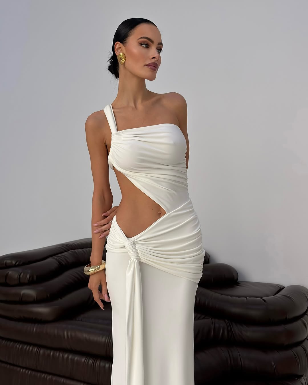 Mirelle maxi-jurk met één blote schouder en uitsnijding