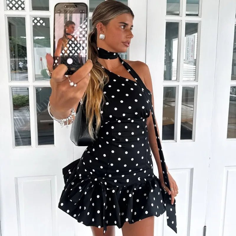 Nina mini-jurk met één blote schouder en stippen