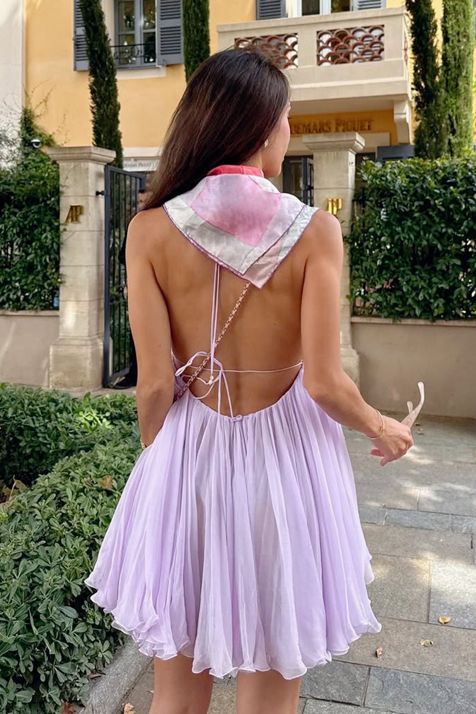 Priscilla mini-jurk met diepe hals en blote rug