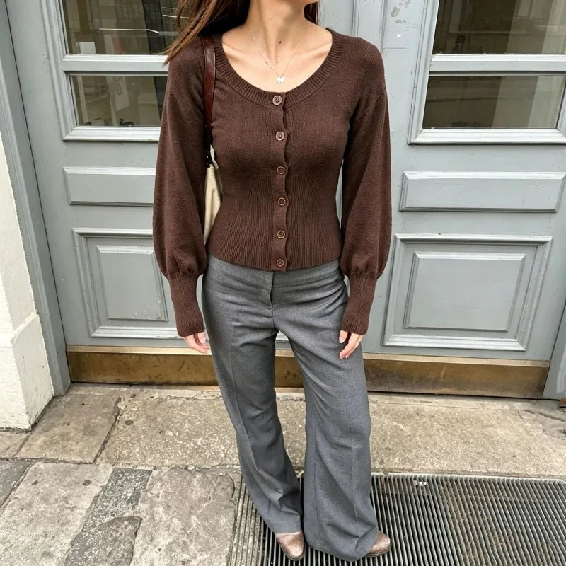 Mae gebreid vest met pofmouwen