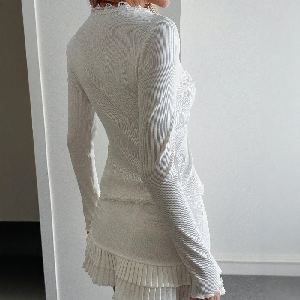 Geribde blouse Roxana met kanten rand en V-hals