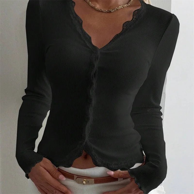 Geribde blouse Roxana met kanten rand en V-hals