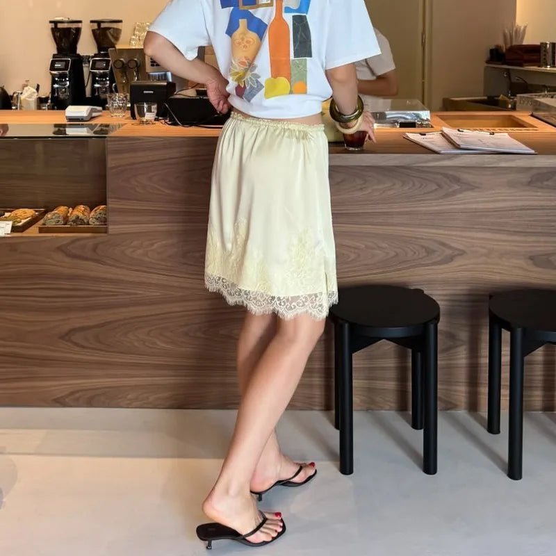Saskia satijnen minirok met kanten patchwork