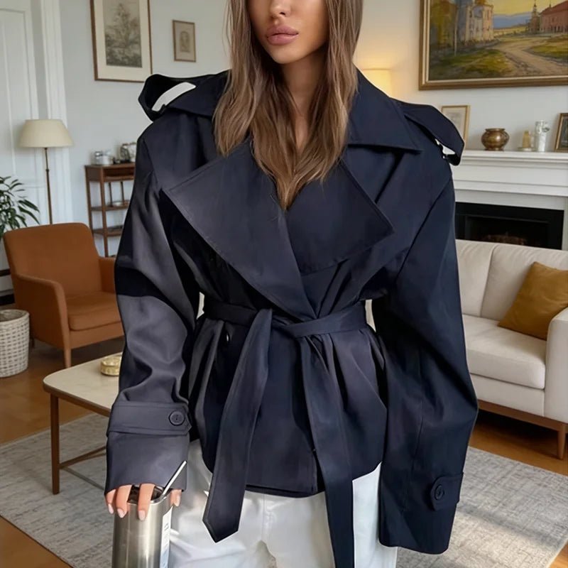 Tara korte trenchcoat met vetersluiting