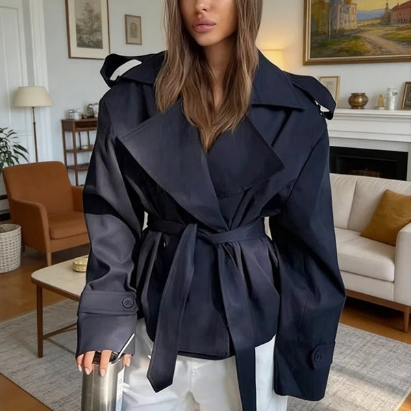 Tara korte trenchcoat met vetersluiting