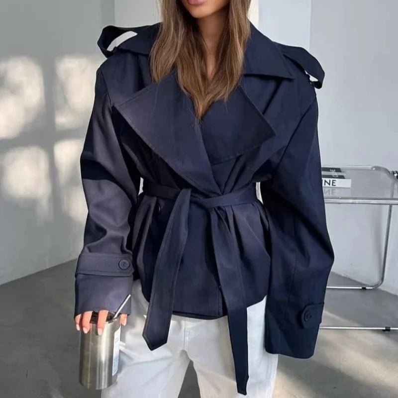 Tara korte trenchcoat met vetersluiting