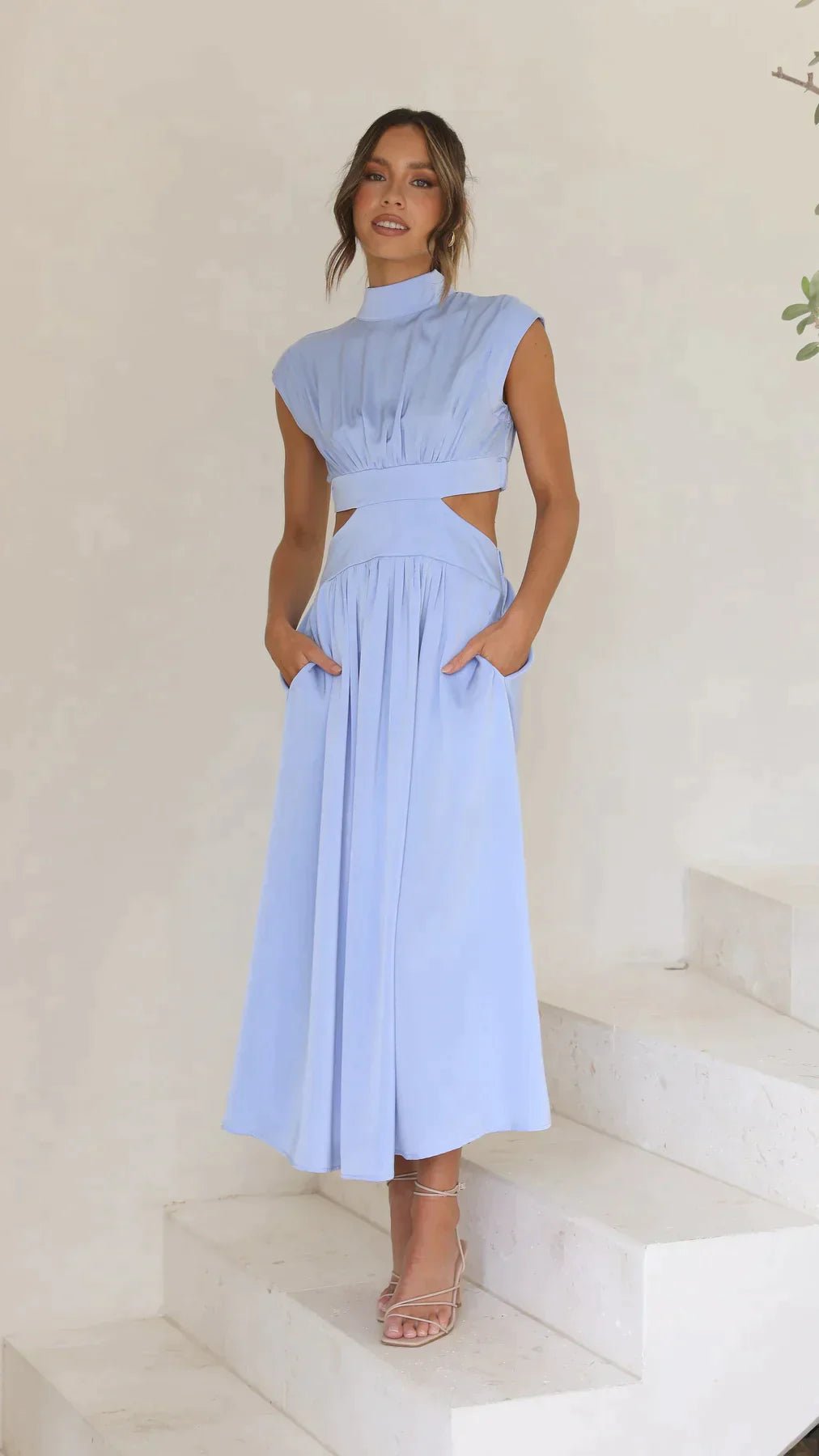 Valentina midi-jurk met hoge hals en uitsparingen bij de taille