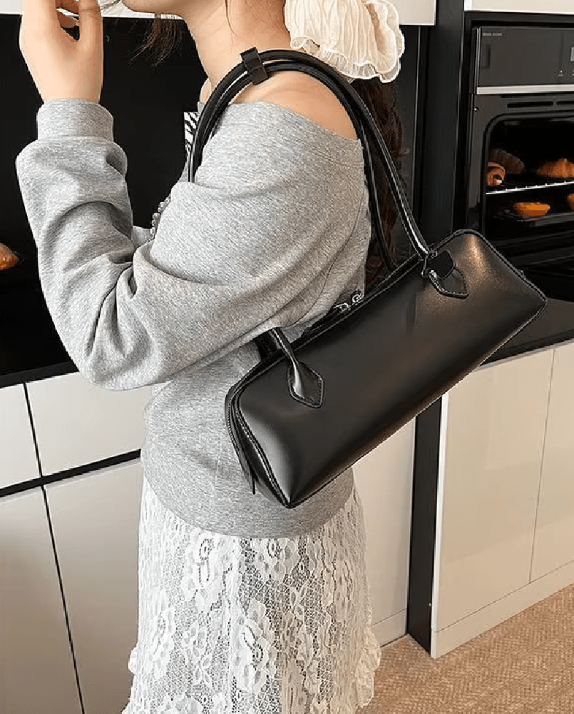 Nellie Vintage Baguette Bag in black – styled look