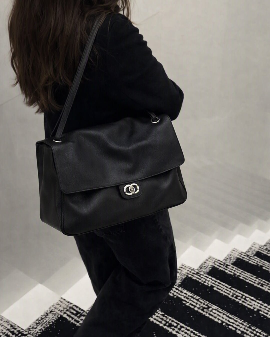 Solveig Buckle Flap Shoulder Bag in black – styled look